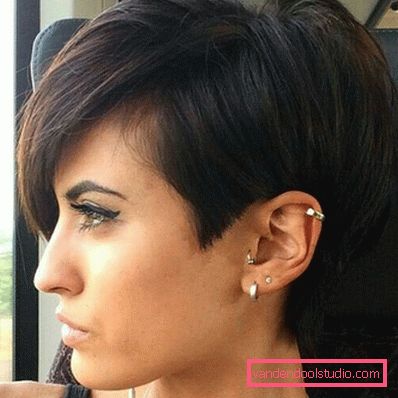 foto di taglio di capelli pixie di bruna