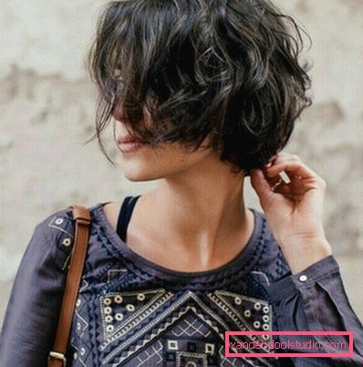 foto di taglio di capelli pixie di bruna