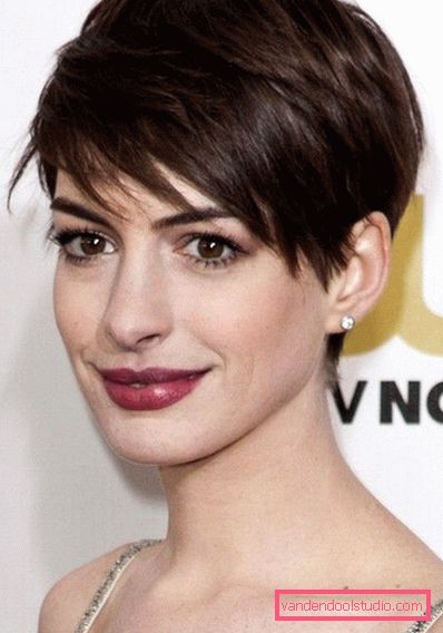 foto di taglio di capelli pixie di bruna