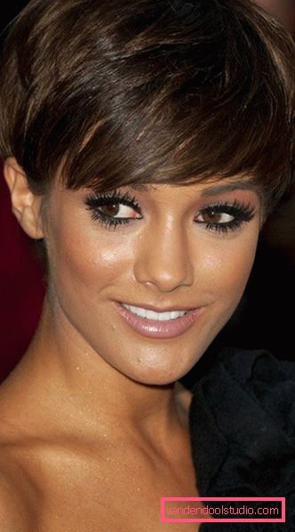 foto di taglio di capelli pixie di bruna