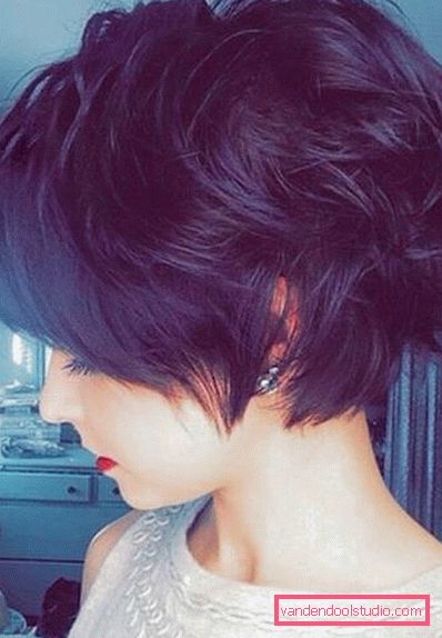 foto di taglio di capelli pixie di bruna