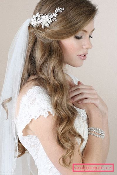 Acconciature da sposa per capelli lunghi con un velo