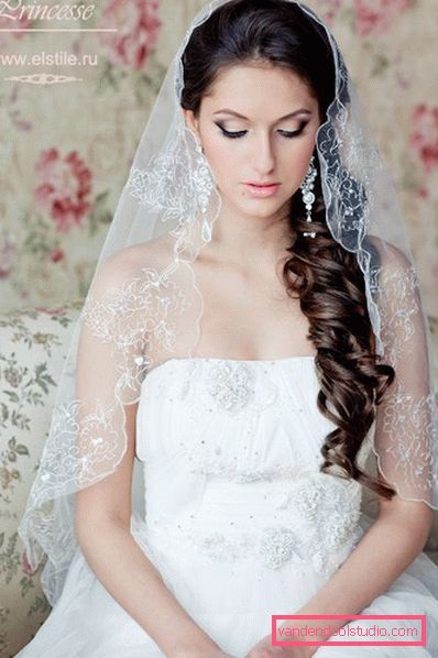 Acconciature da sposa per capelli lunghi con un velo