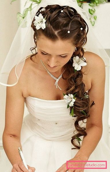 Acconciature da sposa per capelli lunghi con un velo