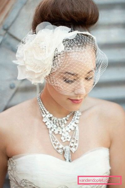 Acconciature da sposa per capelli lunghi con un velo
