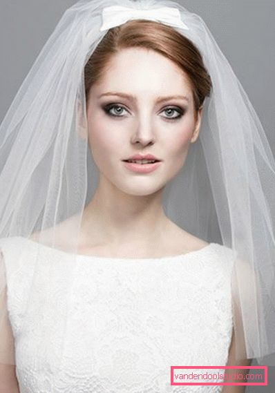 Acconciature da sposa per capelli medi con un velo per ragazze dal viso rotondo