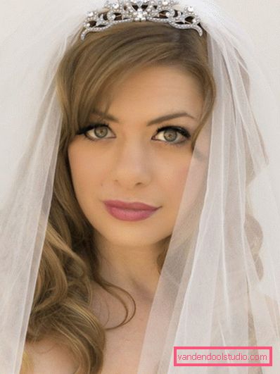 Acconciature da sposa per capelli medi con un velo per ragazze dal tipo di faccia quadrata