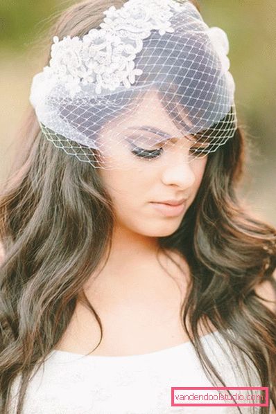 Acconciature da sposa per capelli medi con un velo al posto dei veli