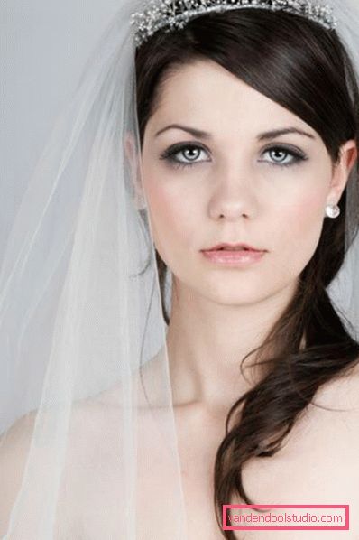Acconciature da sposa per capelli medi con un velo