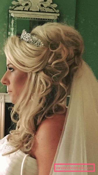 Acconciature da sposa per capelli medi con un velo