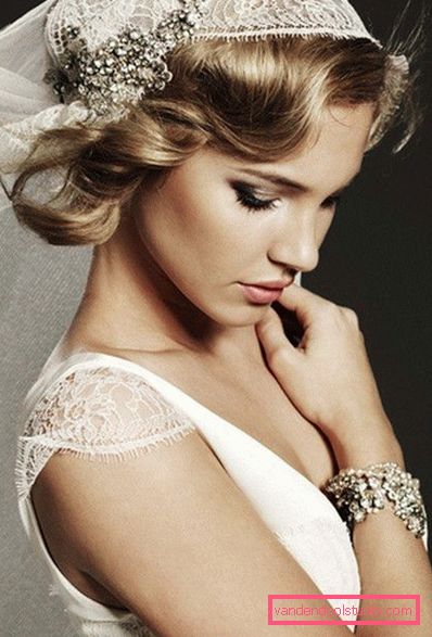 Acconciature da sposa con riccioli abbinati per capelli medi con un velo
