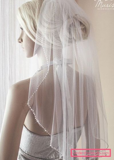 Acconciature da sposa con riccioli abbinati per capelli medi con un velo