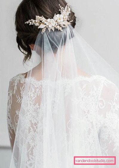 Acconciature da sposa con riccioli abbinati per capelli medi con un velo