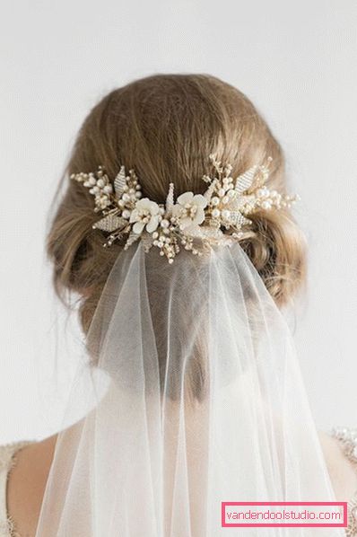 Acconciature da sposa con riccioli abbinati per capelli medi con un velo