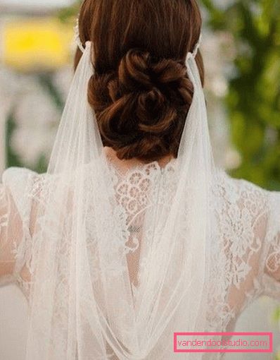 Acconciature da sposa con riccioli abbinati per capelli medi con un velo