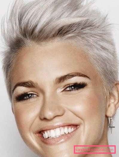 styling per capelli corti con frangia