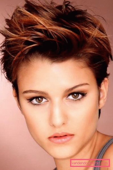 styling per capelli corti con frangia