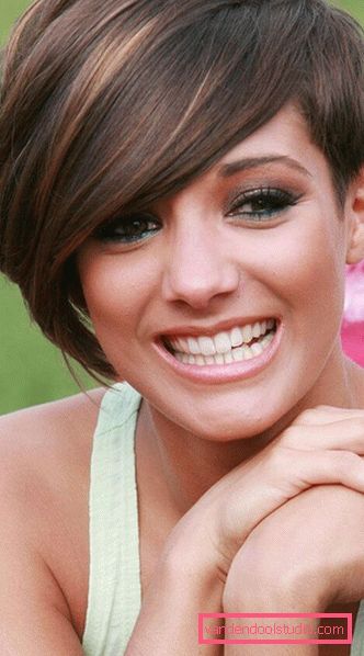 styling per capelli corti con frangia