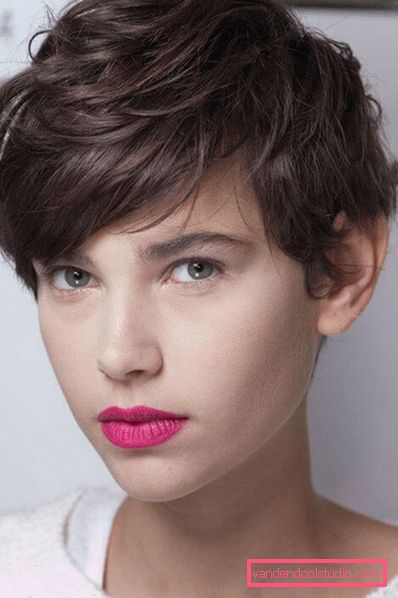 styling per capelli corti con frangia