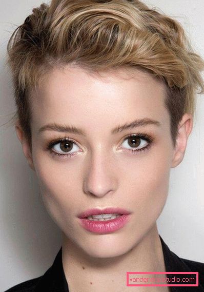 styling per capelli corti con frangia
