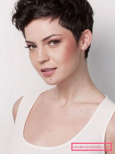 styling su capelli corti ondulati e ricci