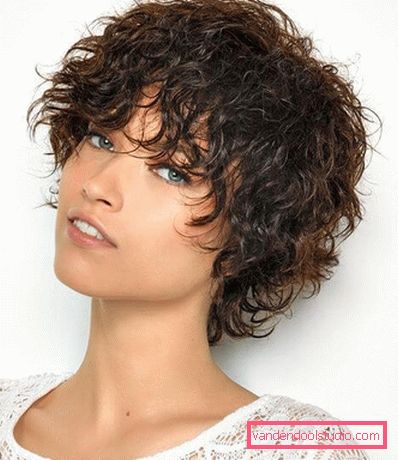 styling su capelli corti ondulati e ricci