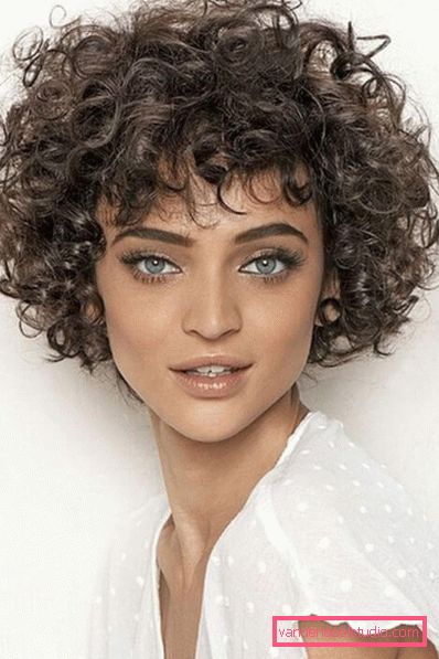 styling su capelli corti ondulati e ricci