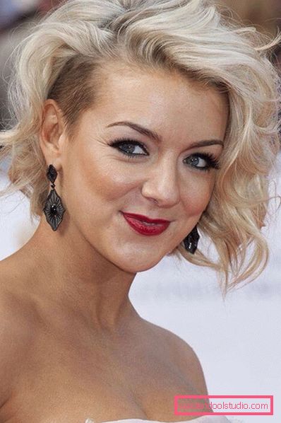 styling su capelli corti ondulati e ricci