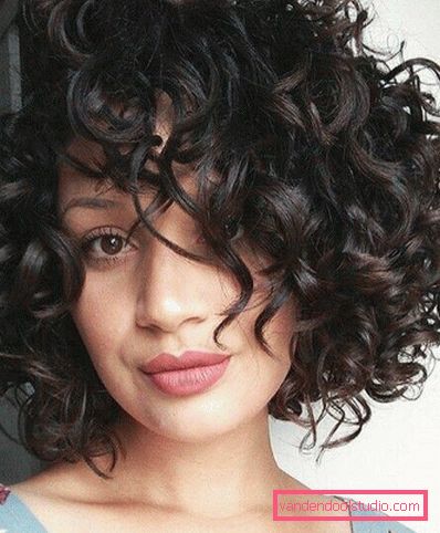 styling su capelli corti ondulati e ricci