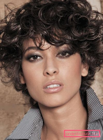 styling su capelli corti ondulati e ricci
