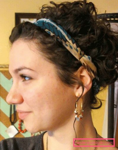 styling su capelli corti ondulati e ricci