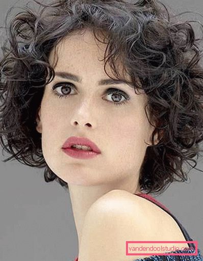 styling su capelli corti ondulati e ricci