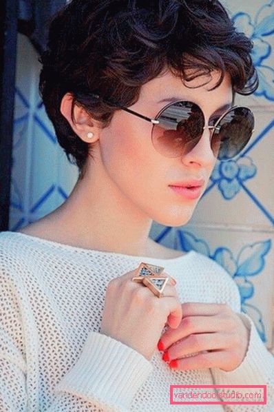 styling su capelli corti ondulati e ricci