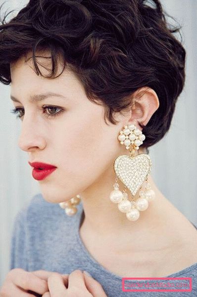 styling su capelli corti ondulati e ricci
