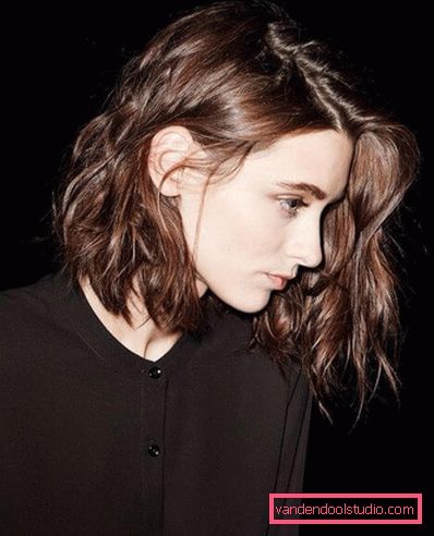 styling su capelli corti ondulati e ricci