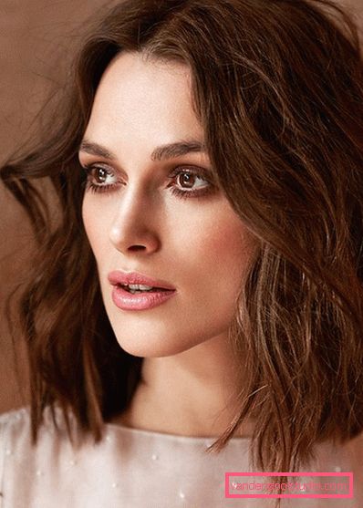 styling su capelli corti ondulati e ricci