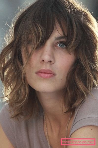 styling su capelli corti ondulati e ricci