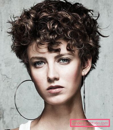 styling su capelli corti ondulati e ricci