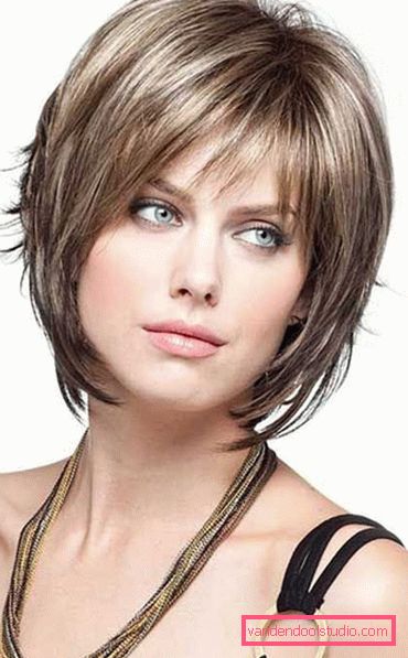 Taglio di capelli femminile con frangia