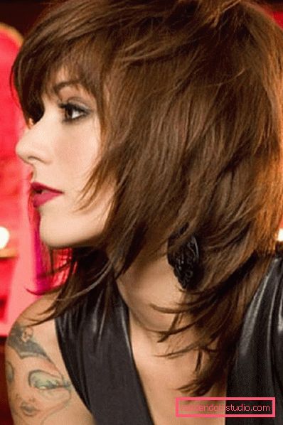 Vista di taglio di capelli femminile italiano da diversi lati