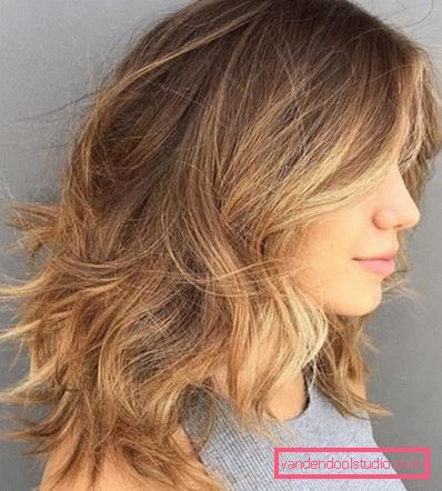 Vista di taglio di capelli femminile italiano da diversi lati