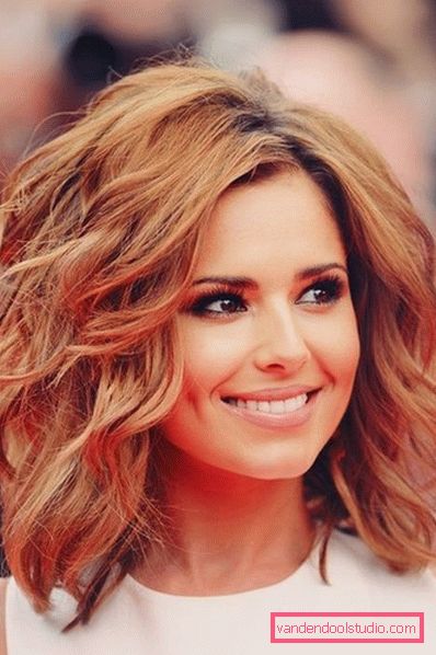 Taglio di capelli femminile italiano per capelli di media lunghezza