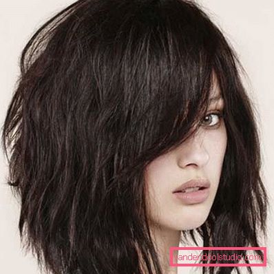 taglio di capelli femminile con frangia