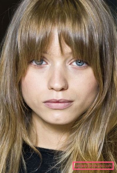 taglio di capelli femminile con frangia