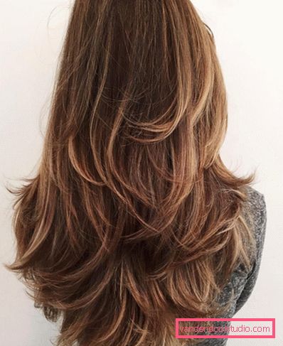 Acconciature da donna per capelli lunghi per viso tondo
