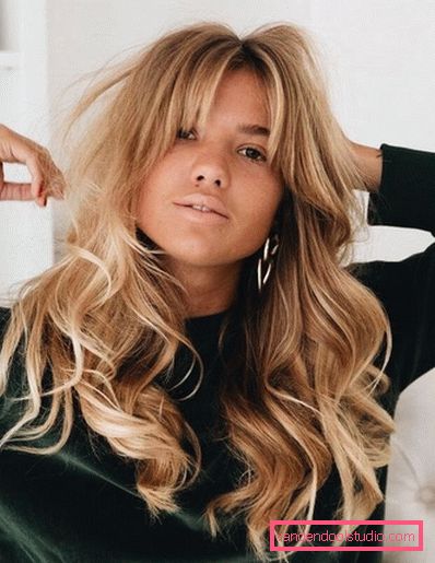 Acconciature da donna per capelli lunghi per viso tondo