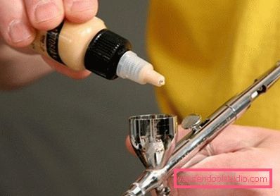 trasfusione di cosmetici in un dispositivo per il trucco aerodinamico trasfusione di cosmetici in un dispositivo per il trucco aerodinamico