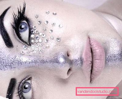 l'acqua d'argento si compone di strass l'acqua d'argento si compone di strass