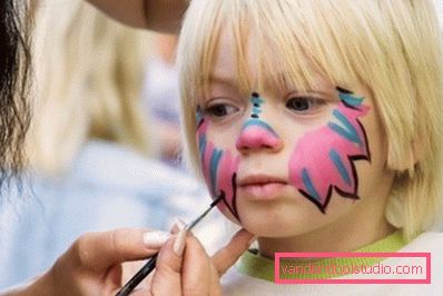 applicare il trucco del viso applicare il trucco del viso