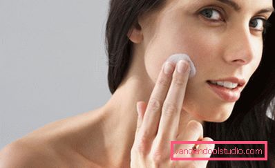 applicare la crema sul viso applicare la crema sul viso